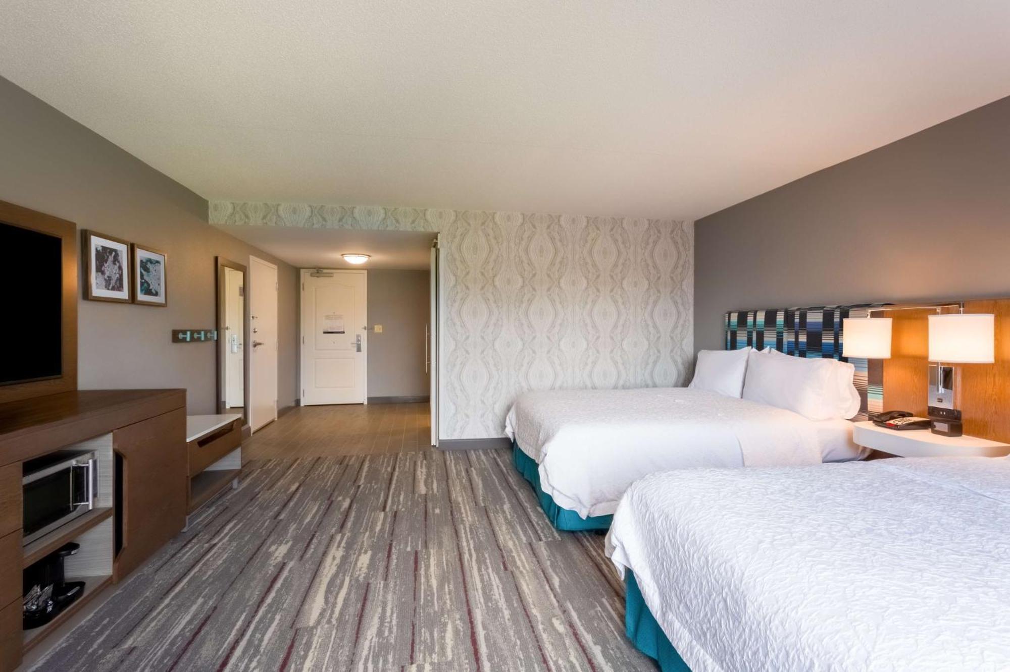 Hampton Inn & Suites Herndon-Reston Exterior photo