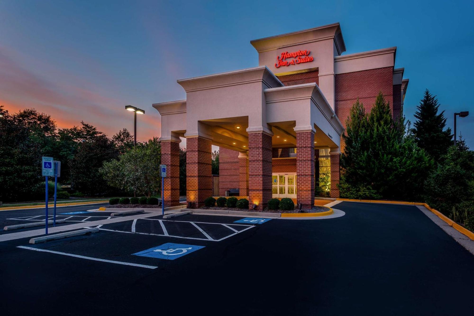 Hampton Inn & Suites Herndon-Reston Exterior photo