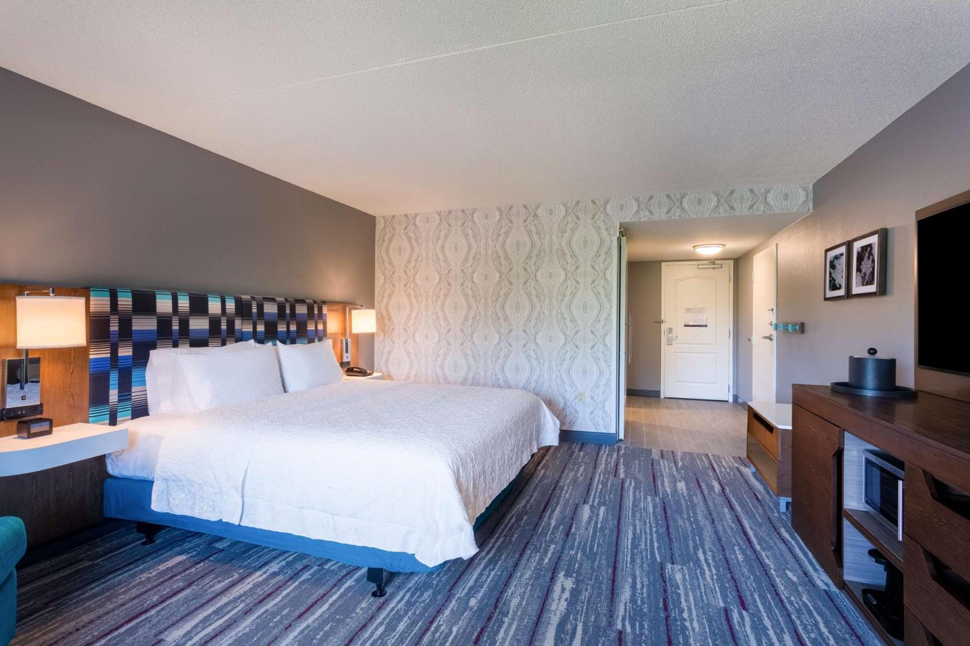 Hampton Inn & Suites Herndon-Reston Exterior photo