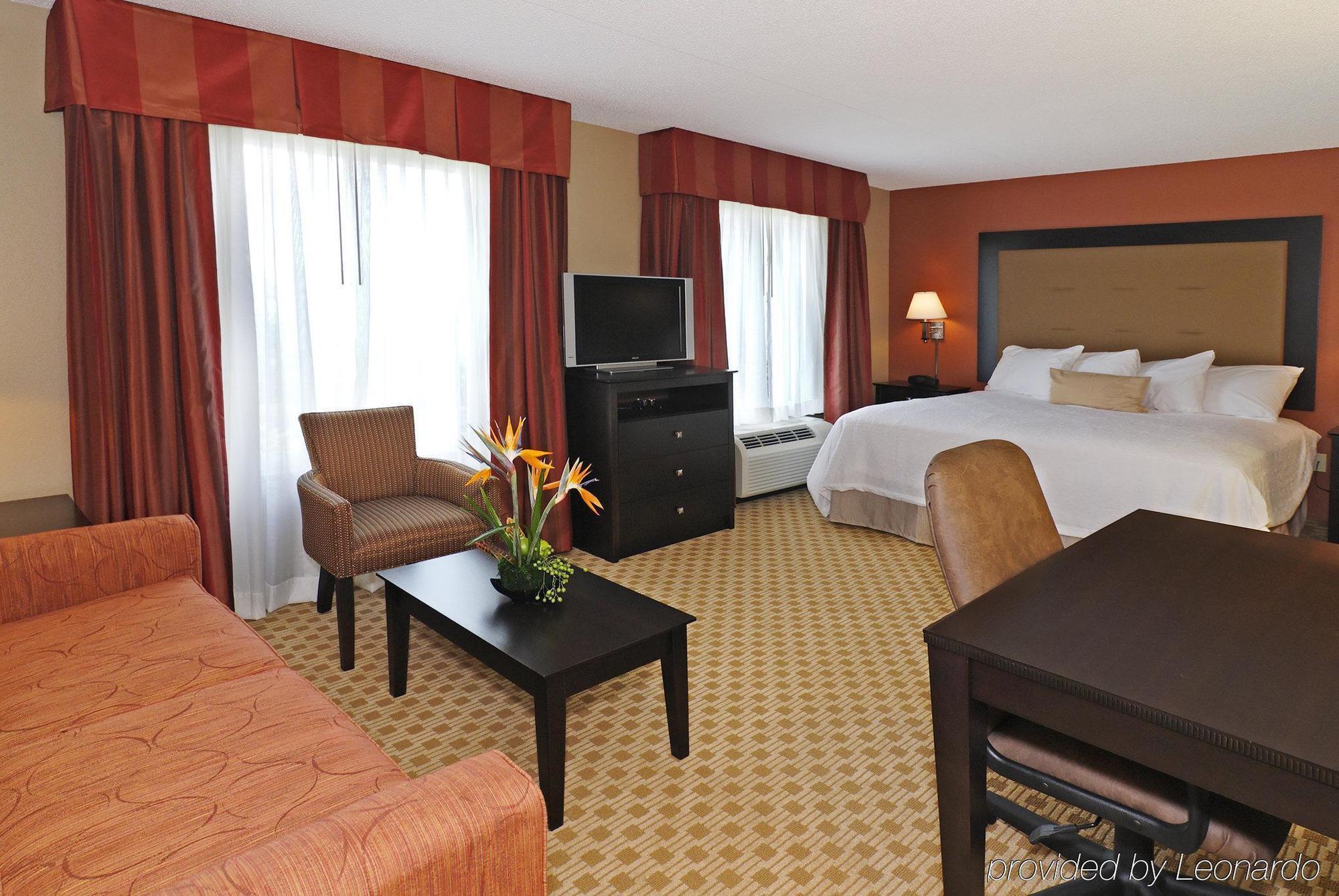 Hampton Inn & Suites Herndon-Reston Room photo