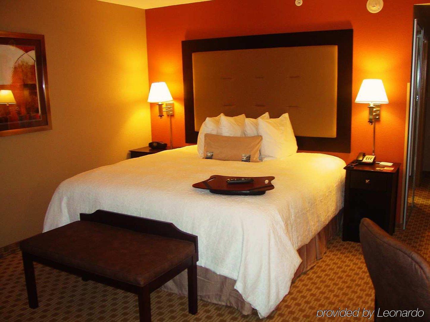 Hampton Inn & Suites Herndon-Reston Room photo