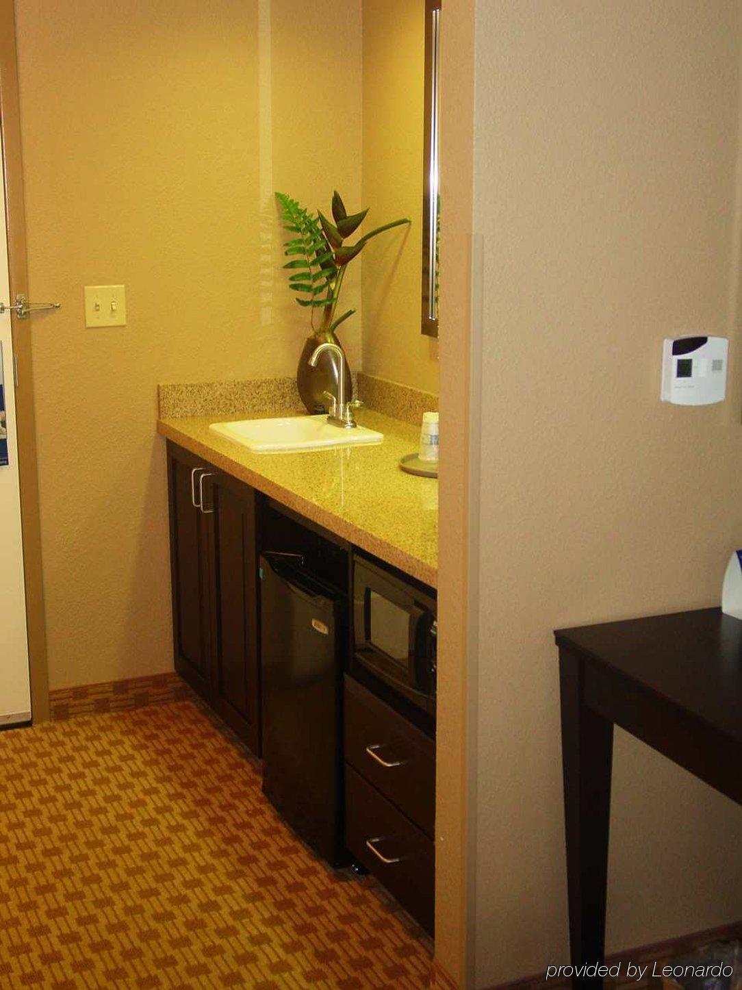 Hampton Inn & Suites Herndon-Reston Room photo