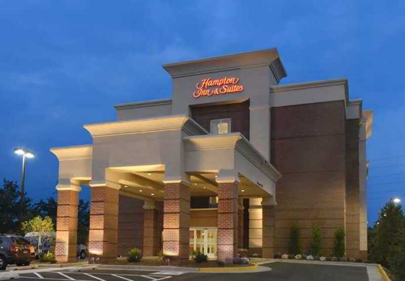 Hampton Inn & Suites Herndon-Reston Exterior photo